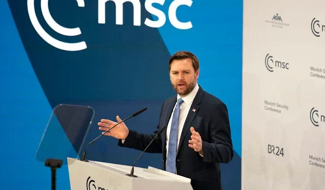 El vicepresidente de Estados Unidos, J. D. Vance, se dirige a la audiencia durante la Conferencia de Seguridad de Múnich en el Hotel Bayerischer Hof en Múnich, Alemania, el viernes 14 de febrero de 2025. (Foto AP/Matthias Schrader