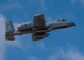 Un A-10 del 104º Escuadrón de Caza, parte de la Base de la Guardia Nacional Aérea de Warfield en el Aeropuerto Estatal de Martin, Maryland, el 26 de marzo. Su A-10C Thunderbolt II, avión 705, el primer Warthog del Ala 175 se retiró al cementerio de la Base de la Fuerza Aérea Davis-Monthan, Arizona (Foto de la Guardia Nacional Aérea de EE. UU. por el aviador de 1ª clase Sarah Hoover)