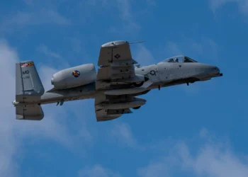 Un A-10 del 104º Escuadrón de Caza, parte de la Base de la Guardia Nacional Aérea de Warfield en el Aeropuerto Estatal de Martin, Maryland, el 26 de marzo. Su A-10C Thunderbolt II, avión 705, el primer Warthog del Ala 175 se retiró al cementerio de la Base de la Fuerza Aérea Davis-Monthan, Arizona (Foto de la Guardia Nacional Aérea de EE. UU. por el aviador de 1ª clase Sarah Hoover)
