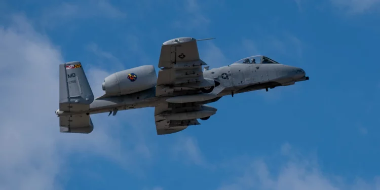 Un A-10 del 104º Escuadrón de Caza, parte de la Base de la Guardia Nacional Aérea de Warfield en el Aeropuerto Estatal de Martin, Maryland, el 26 de marzo. Su A-10C Thunderbolt II, avión 705, el primer Warthog del Ala 175 se retiró al cementerio de la Base de la Fuerza Aérea Davis-Monthan, Arizona (Foto de la Guardia Nacional Aérea de EE. UU. por el aviador de 1ª clase Sarah Hoover)