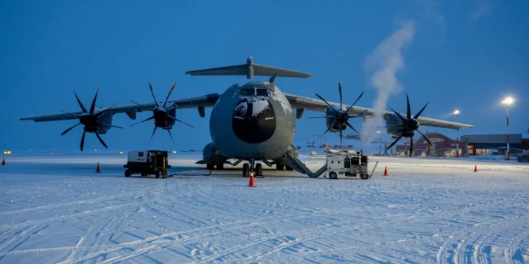 Francia prueba el A400M en pistas heladas de Canadá y Groenlandia