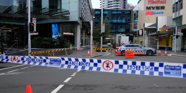 Imagen ilustrativa: la policía australiana bloquea una calle cerca de la escena de un crimen en Bondi Junction, Sídney, el 14 de abril de 2024. (Rick Rycroft/AP)