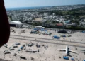 Una vista aérea del Kadena AmericaFest, que muestra los diversos tipos de cazas actualmente desplegados allí. Los A-10 de la parte superior izquierda volaron allí solo para el evento, pero todos los demás tipos están allí en rotación en apoyo de la retirada del F-15C/D. (Crédito de la imagen: Base Aérea de Kadena, vía X)