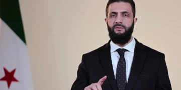 La captura de pantalla de una declaración en video publicada por la presidencia siria muestra al presidente interino de Siria, Ahmed al-Sharaa, hablando en Damasco el 9 de marzo de 2025. (Presidencia siria / AFP)