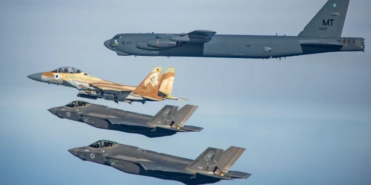 El B-52 Stratofortress entrena con F-35I y F-15 israelíes