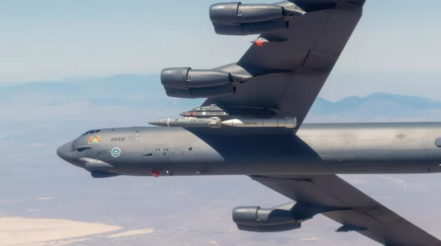 Avión comercial evita colisión con un bombardero B-52