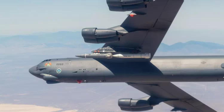 Un B-52H Stratofortress de la Fuerza Aérea de los Estados Unidos cargado con dos misiles AGM-183 ARRW. (Foto cortesía de la Fuerza Aérea de EE. UU.)Un B-52H Stratofortress de la Fuerza Aérea de los Estados Unidos cargado con dos misiles AGM-183 ARRW. (Foto cortesía de la Fuerza Aérea de EE. UU.)