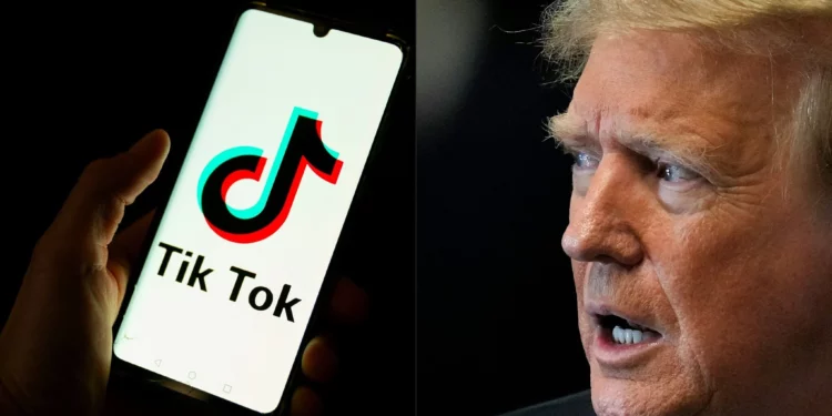 Esta combinación de imágenes creada el 2 de junio de 2024 muestra a un hombre que sostiene un teléfono inteligente que muestra el logotipo de la plataforma de redes sociales china Tiktok en una oficina en París el 19 de abril de 2024 y al expresidente estadounidense Donald Trump hablando con los medios de comunicación cuando llega para su juicio penal en el Tribunal Penal de Manhattan en la ciudad de Nueva York el 30 de mayo de 2024. (Antonin UTZ y Seth Wenig/varias fuentes/AFP)