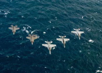 El CSG Truman y el Carrier Strike Group del Reino Unido navegan juntos para PHOTEX antes de la conclusión este fin de semana del Ex. Strike Warrior 2024. NRP Dom Francisco de Almeida, RFA Tidespring, USS Harry S. Truman, HMS Prince of Wales, RFA Tidesurge y USS Gettysburg (Fuente: @COMUKCSG)
