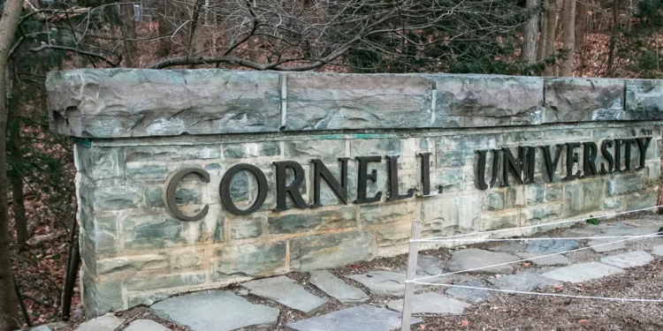 Ordenan a estudiante de Cornell que elogió a Hamás entregarse a ICE