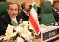 El ministro de Asuntos Exteriores de Irán, Abbas Araghchi, asiste a una sesión extraordinaria del Consejo de Ministros de Asuntos Exteriores de los Estados miembros de la Organización de Cooperación Islámica (OCI) en Yeddah el 7 de marzo de 2025. (Amer HILABI / AFP)