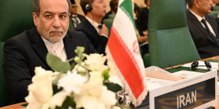 El ministro de Asuntos Exteriores de Irán, Abbas Araghchi, asiste a una sesión extraordinaria del Consejo de Ministros de Asuntos Exteriores de los Estados miembros de la Organización de Cooperación Islámica (OCI) en Yeddah el 7 de marzo de 2025. (Amer HILABI / AFP)