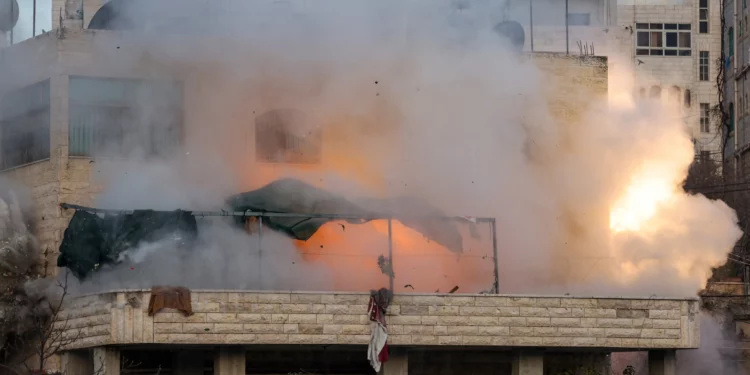 La casa de un hombre palestino que llevó a cabo un ataque contra israelíes en octubre de 2024 en Jaffa es volada por las fuerzas de seguridad israelíes en Hebrón, Judea y Samaria, el 5 de marzo de 2025. (HAZEM BADER / AFP)