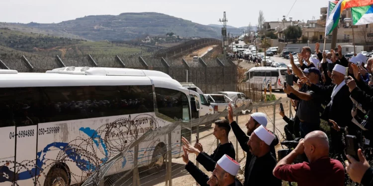 Clérigos drusos sirios cruzan a Israel en histórica peregrinación