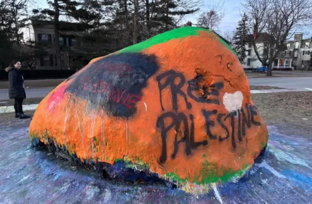 Vandalizan monumento en honor a la familia Bibas en la Universidad de Michigan