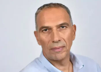 Netanyahu evalúa retirar nombramiento de Sharvit ante presión del Likud