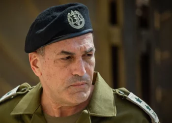El nuevo jefe del Estado Mayor de las FDI, Eyal Zamir, en el Muro de los Lamentos en la Ciudad Vieja de Jerusalén, el 5 de marzo de 2025 (Yonatan Sindel/Flash90)