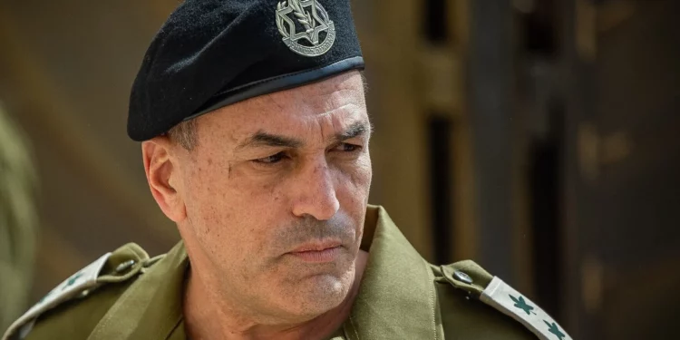 El nuevo jefe del Estado Mayor de las FDI, Eyal Zamir, en el Muro de los Lamentos en la Ciudad Vieja de Jerusalén, el 5 de marzo de 2025 (Yonatan Sindel/Flash90)