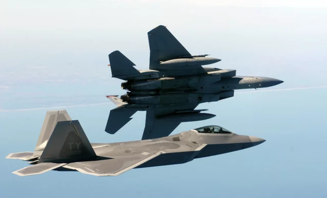 ¿Por qué el F-22 Raptor es más lento que el F-15 Eagle?