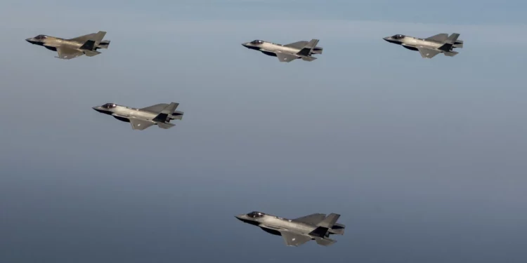 Otra foto de los cinco F-35 de la Marina de los EE. UU., la Fuerza Aérea de los EE. UU. y la Fuerza Aérea de la República de Corea durante el Ejercicio Freedom Shield 25 el 13 de marzo de 2025. (Crédito de la imagen: Fuerza Aérea de la República de Corea)
