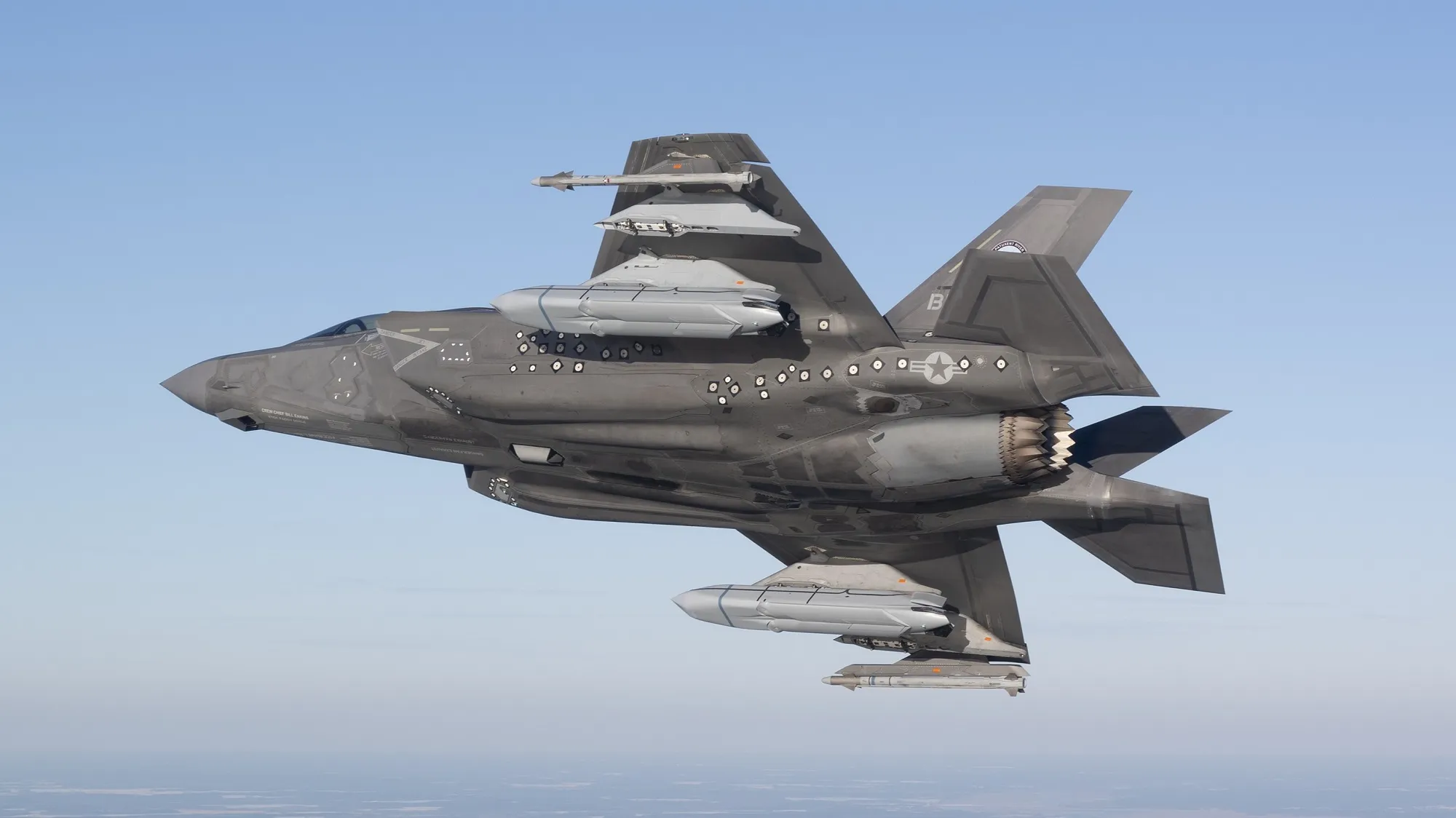 El F-35B completa primer vuelo dcon misil antitanque AGM-158C