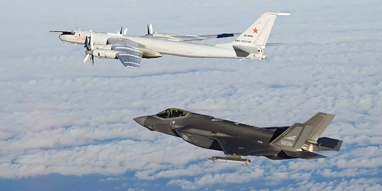 Un F-35A noruego intercepta un Tu-142 Bear-F ruso en septiembre de 2024. (Crédito de la imagen: Forsvaret)