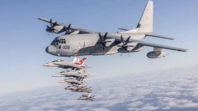 F/A-18, F-35 y KC-130J del USMC vuelan juntos en San Diego