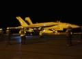Captura de pantalla de un video publicado por el Comando Central de EE. UU. que documenta los lanzamientos de aviones en salidas dirigidas a los rebeldes hutíes en Yemen el 22 de marzo. Un F/A-18E Super Hornet de VFA-81 'Sunliners' se está lanzando con una carga útil de bombas de planeo GBU-53/B StormBreaker. (Crédito de la imagen: Comando Central de EE. UU.)