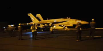 Captura de pantalla de un video publicado por el Comando Central de EE. UU. que documenta los lanzamientos de aviones en salidas dirigidas a los rebeldes hutíes en Yemen el 22 de marzo. Un F/A-18E Super Hornet de VFA-81 'Sunliners' se está lanzando con una carga útil de bombas de planeo GBU-53/B StormBreaker. (Crédito de la imagen: Comando Central de EE. UU.)