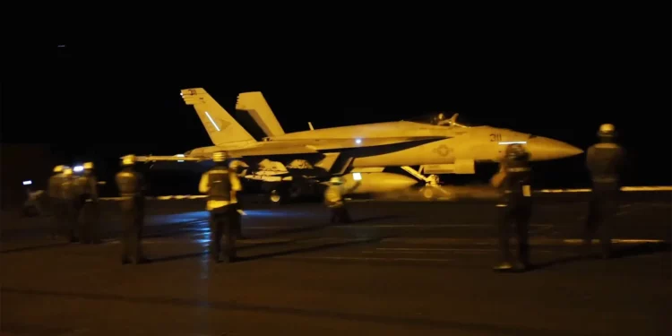 Captura de pantalla de un video publicado por el Comando Central de EE. UU. que documenta los lanzamientos de aviones en salidas dirigidas a los rebeldes hutíes en Yemen el 22 de marzo. Un F/A-18E Super Hornet de VFA-81 'Sunliners' se está lanzando con una carga útil de bombas de planeo GBU-53/B StormBreaker. (Crédito de la imagen: Comando Central de EE. UU.)