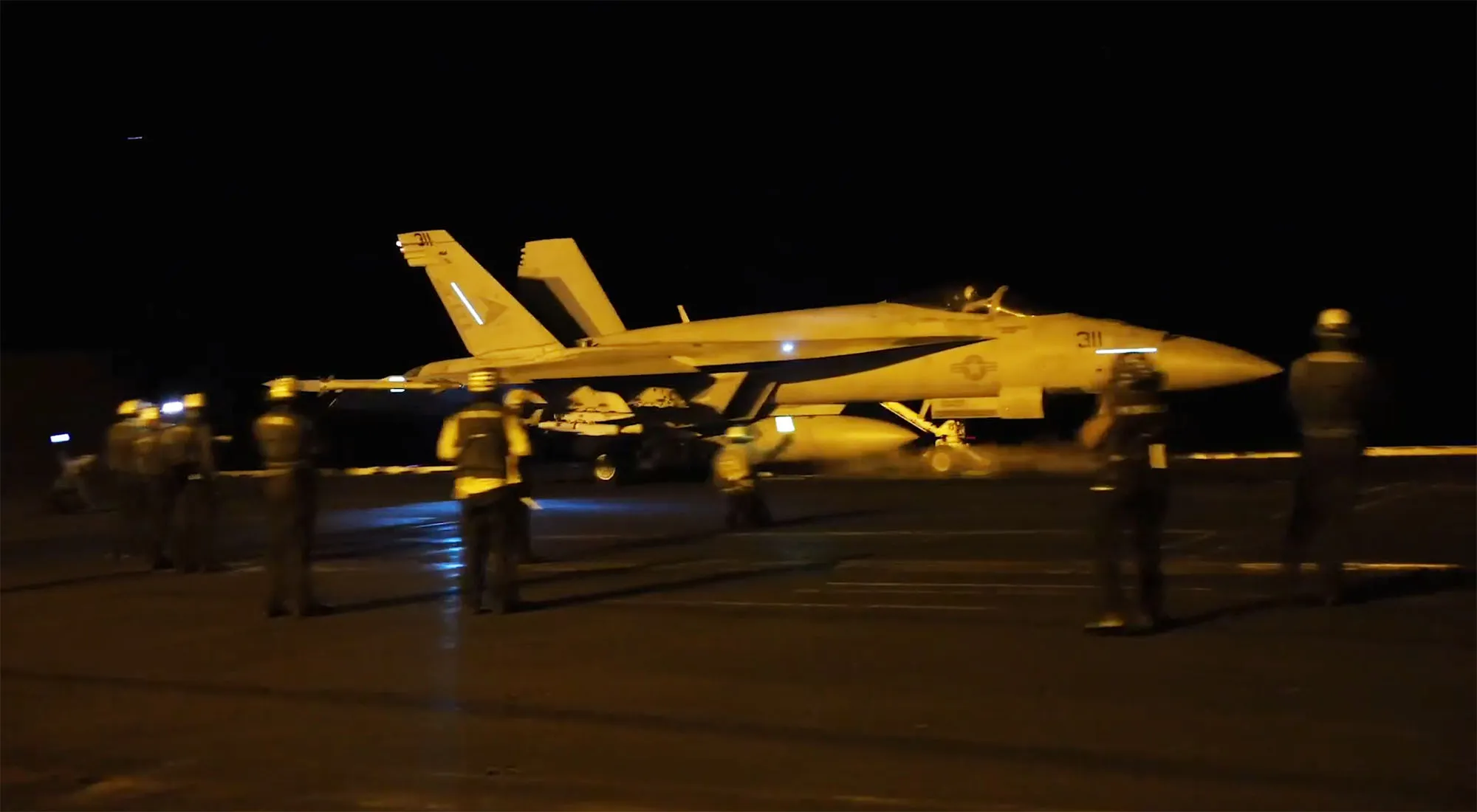 Captura de pantalla de un video publicado por el Comando Central de EE. UU. que documenta los lanzamientos de aviones en salidas dirigidas a los rebeldes hutíes en Yemen el 22 de marzo. Un F/A-18E Super Hornet de VFA-81 'Sunliners' se está lanzando con una carga útil de bombas de planeo GBU-53/B StormBreaker. (Crédito de la imagen: Comando Central de EE. UU.)