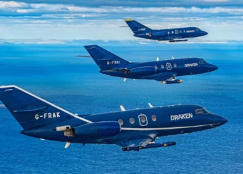 Falcon 20 de Draken deja caer un objetivo sobre una casa