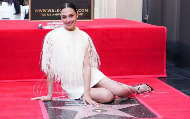 Gal Gadot recibe estrella en el Paseo de la Fama de Hollywood
