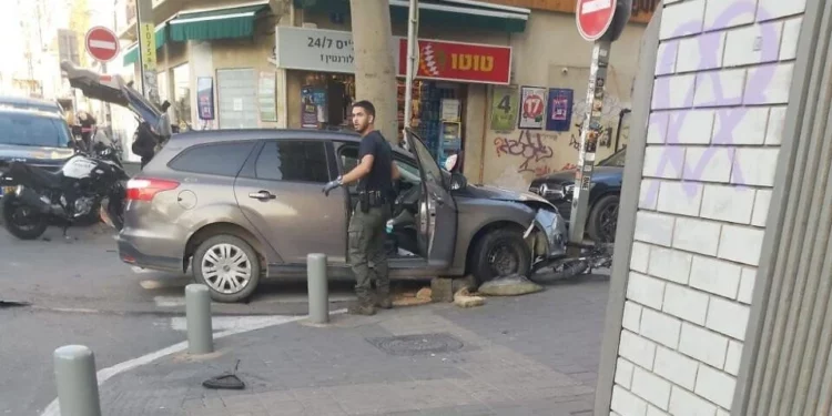 La policía en el lugar de un presunto ataque con un coche en Tel Aviv, el 8 de diciembre de 2022 (Cortesía)