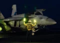 Esta foto publicada por el Servicio de Distribución de Información Visual de Defensa de EE. UU. (DVIDS) muestra a un oficial de la Marina de EE. UU. haciendo señas a un avión de combate de ataque F/A-18 Super Hornet que se prepara para despegar del portaaviones USS Harry S. Truman de clase USS Nimitz en el mar el 16 de marzo de 2025. (Logan NYSTRAND / DVIDS / AFP)