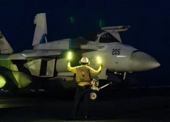 Esta foto publicada por el Servicio de Distribución de Información Visual de Defensa de EE. UU. (DVIDS) muestra a un oficial de la Marina de EE. UU. haciendo señas a un avión de combate de ataque F/A-18 Super Hornet que se prepara para despegar del portaaviones USS Harry S. Truman de clase USS Nimitz en el mar el 16 de marzo de 2025. (Logan NYSTRAND / DVIDS / AFP)