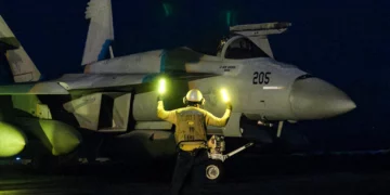 Esta foto publicada por el Servicio de Distribución de Información Visual de Defensa de EE. UU. (DVIDS) muestra a un oficial de la Marina de EE. UU. haciendo señas a un avión de combate de ataque F/A-18 Super Hornet que se prepara para despegar del portaaviones USS Harry S. Truman de clase USS Nimitz en el mar el 16 de marzo de 2025. (Logan NYSTRAND / DVIDS / AFP)