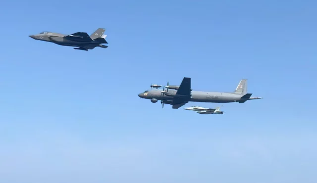 Il-38 ruso “zumba” al USS Carl Vinson escoltado por F/A-18 y F-35C