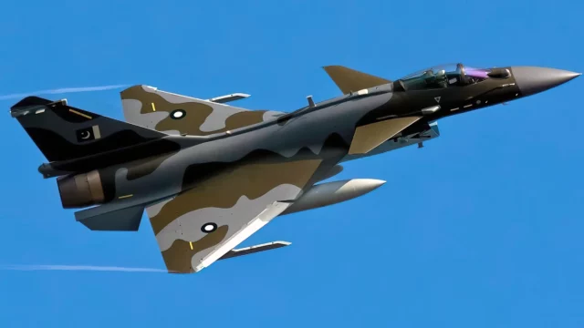El J-10 Vigorous Dragon equilibra 6 toneladas de armas