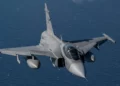 Un JAS 39 Gripen de la Fuerza Aérea Sueca que participa en el ejercicio Ramstein Flag 24 de la OTAN sobrevuela la costa oeste de Grecia, el 4 de octubre de 2024. (Foto de la Fuerza Aérea de los EE. UU. por el Sargento Emili Koonce)