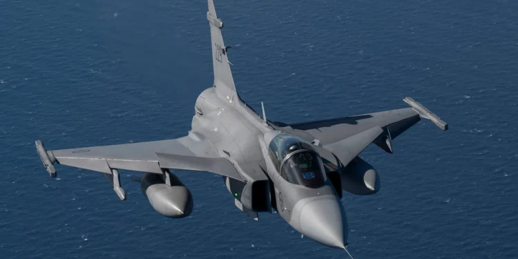 Un JAS 39 Gripen de la Fuerza Aérea Sueca que participa en el ejercicio Ramstein Flag 24 de la OTAN sobrevuela la costa oeste de Grecia, el 4 de octubre de 2024. (Foto de la Fuerza Aérea de los EE. UU. por el Sargento Emili Koonce)