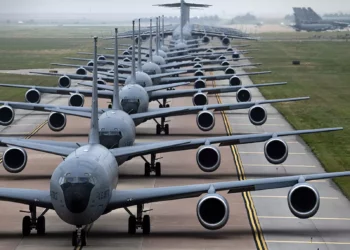 Los aviones KC-135 Stratotanker de la Fuerza Aérea de EE. UU., C-17 Globemaster III y KC-46 Pegasus se alinean para un paseo en elefante en la Base de la Fuerza Aérea Altus, Oklahoma, durante un gran ejercicio de formación, el 21 de mayo de 2020. Durante el ejercicio, 24 aviones de la Base Aérea de Altus se alinearon y despegaron de la base para practicar una evacuación a gran escala. (Foto de la Fuerza Aérea de los EE. UU. por el Sargento Kenneth W. Norman)