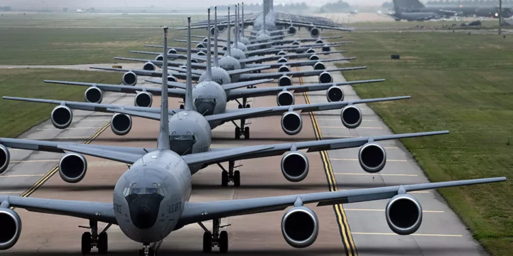 Los aviones KC-135 Stratotanker de la Fuerza Aérea de EE. UU., C-17 Globemaster III y KC-46 Pegasus se alinean para un paseo en elefante en la Base de la Fuerza Aérea Altus, Oklahoma, durante un gran ejercicio de formación, el 21 de mayo de 2020. Durante el ejercicio, 24 aviones de la Base Aérea de Altus se alinearon y despegaron de la base para practicar una evacuación a gran escala. (Foto de la Fuerza Aérea de los EE. UU. por el Sargento Kenneth W. Norman)
