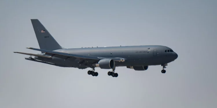 Un KC-46A Pegasus de la Fuerza Aérea de EE. UU. asignado al 91º Escuadrón Expedicionario de Reabastecimiento Aéreo se prepara para aterrizar dentro del área de responsabilidad del Comando Central de EE. UU., el 5 de octubre de 2024. (Foto de la Fuerza Aérea de EE. UU. por el aviador Zachary Foster)