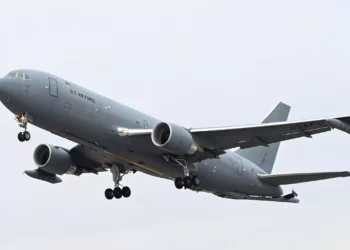 Un KC-46A Pegasus con cápsulas de reabastecimiento aéreo en las alas adjuntas despega el 13 de marzo de 2024 desde la Base de la Fuerza Aérea McConnell, Kansas. Este fue el primer vuelo de prueba de McConnell con las cápsulas, que permiten al KC-46 reabastecer de combustible a dos aviones de combate a la vez. (Foto de la Fuerza Aérea de los EE. UU. por la sargento Tryphena Mayhugh)