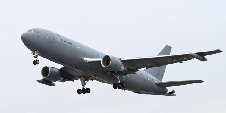 Un KC-46A Pegasus con cápsulas de reabastecimiento aéreo en las alas adjuntas despega el 13 de marzo de 2024 desde la Base de la Fuerza Aérea McConnell, Kansas. Este fue el primer vuelo de prueba de McConnell con las cápsulas, que permiten al KC-46 reabastecer de combustible a dos aviones de combate a la vez. (Foto de la Fuerza Aérea de los EE. UU. por la sargento Tryphena Mayhugh)