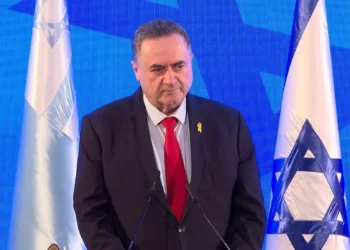 El ministro de Defensa, Israel Katz, habla en la ceremonia de nombramiento de Eyal Zamir como próximo jefe del Estado Mayor de las FDI en el cuartel general de las FDI en Tel Aviv. 5 de marzo de 2025. (Captura de pantalla: PMO)