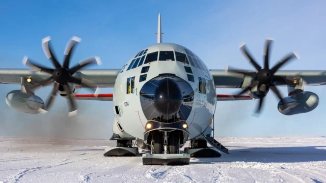 El LC-130H Skibird aterriza por primera vez en hielo de agua dulce