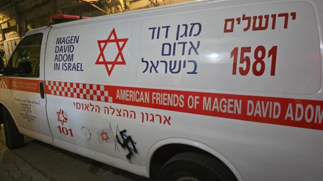 Esvásticas pintadas en ambulancias de MDA en Jerusalén