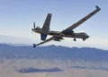 Un MQ-9 Reaper transportando misiles Hellfire sobre el campo de pruebas y entrenamiento de Nevada. (Foto de la Fuerza Aérea de los EE. UU. por el aviador de 1ª clase Victoria Nuzzi)